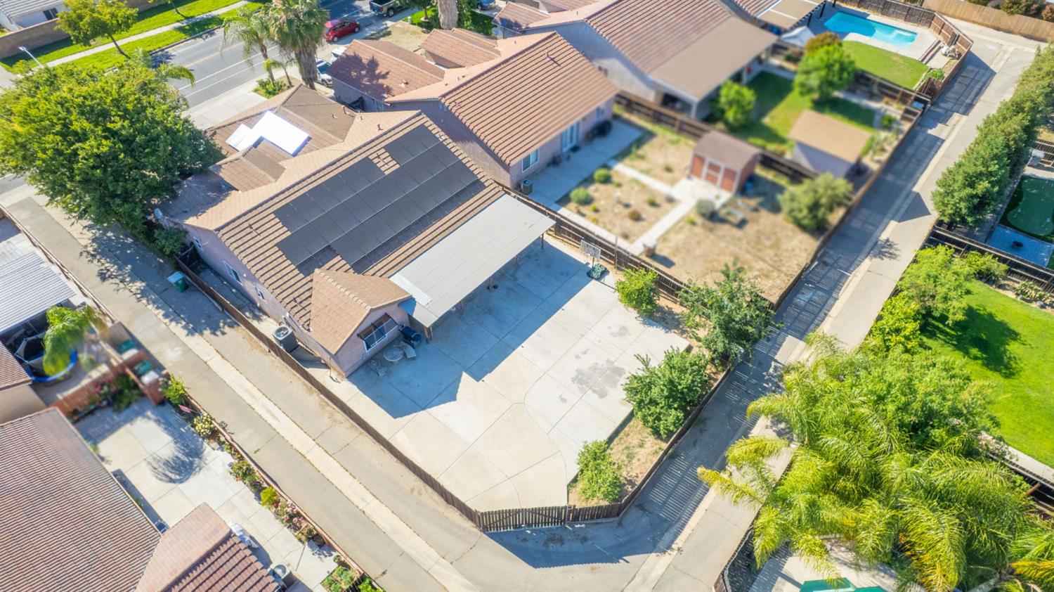 1135 Rafer Johnson Dr, Kingsburg, CA 93631