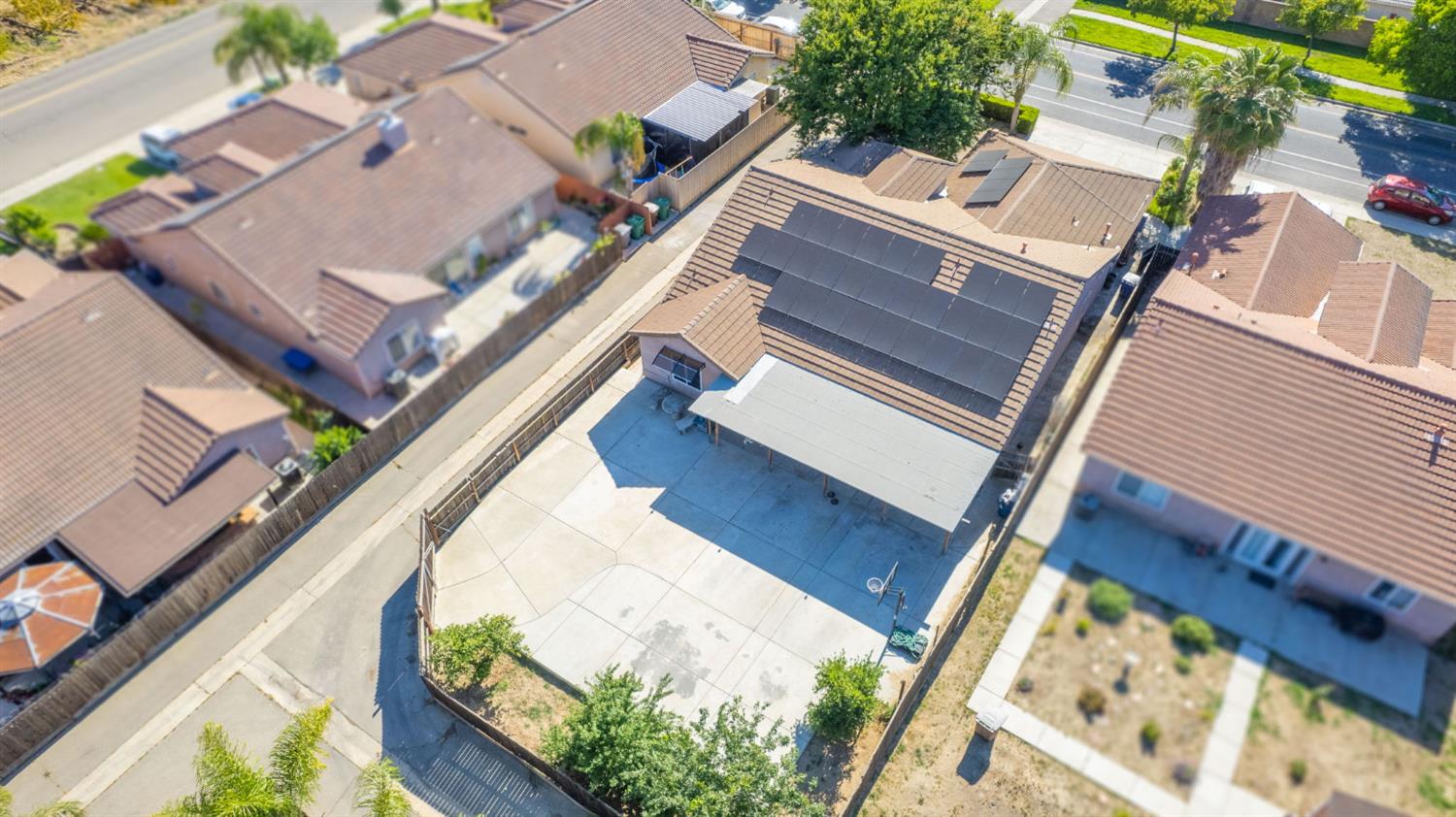 1135 Rafer Johnson Dr, Kingsburg, CA 93631