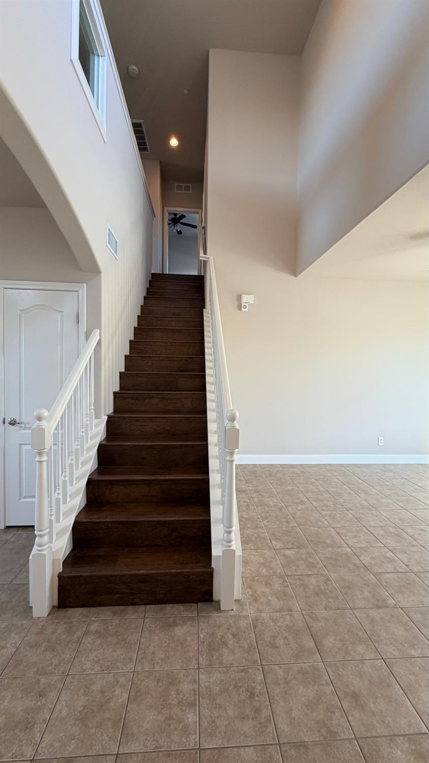 5284 W King Fisher Ln, Fresno, CA 93722