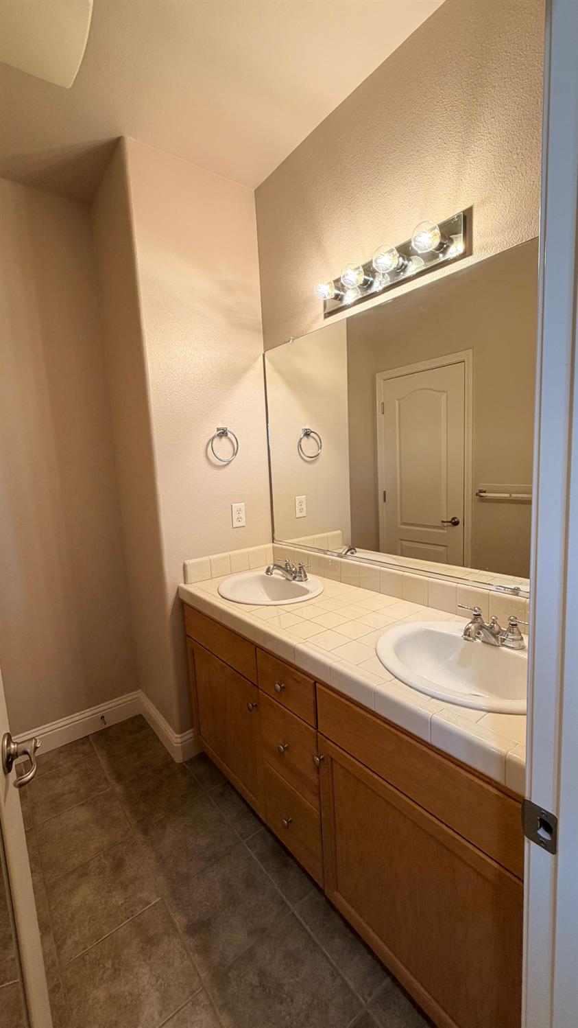 5284 W King Fisher Ln, Fresno, CA 93722