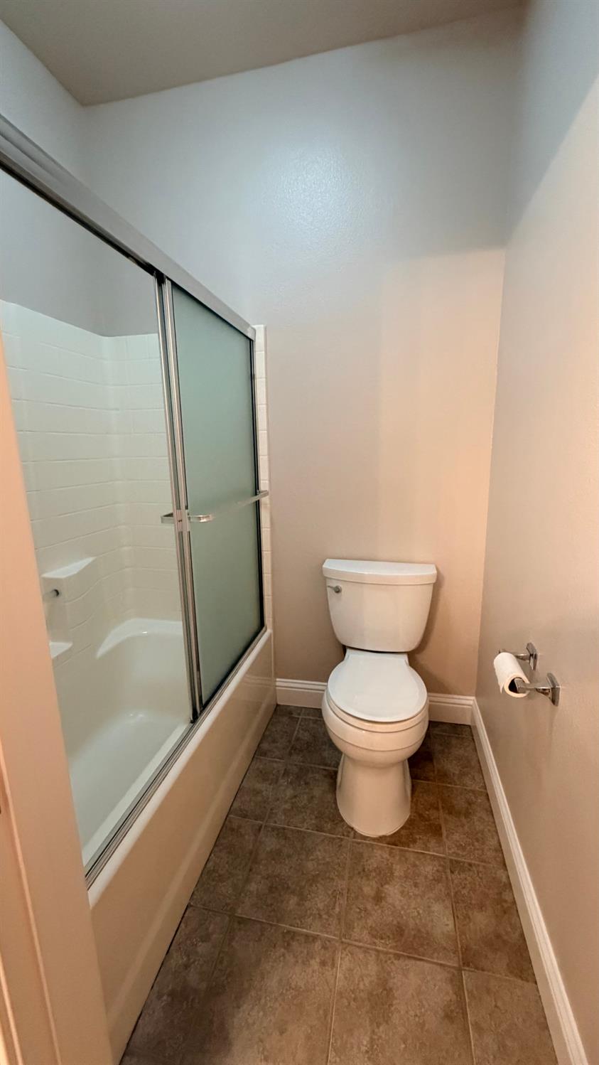 5284 W King Fisher Ln, Fresno, CA 93722