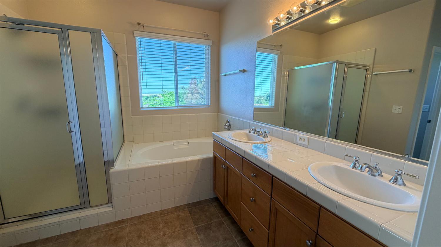 5284 W King Fisher Ln, Fresno, CA 93722