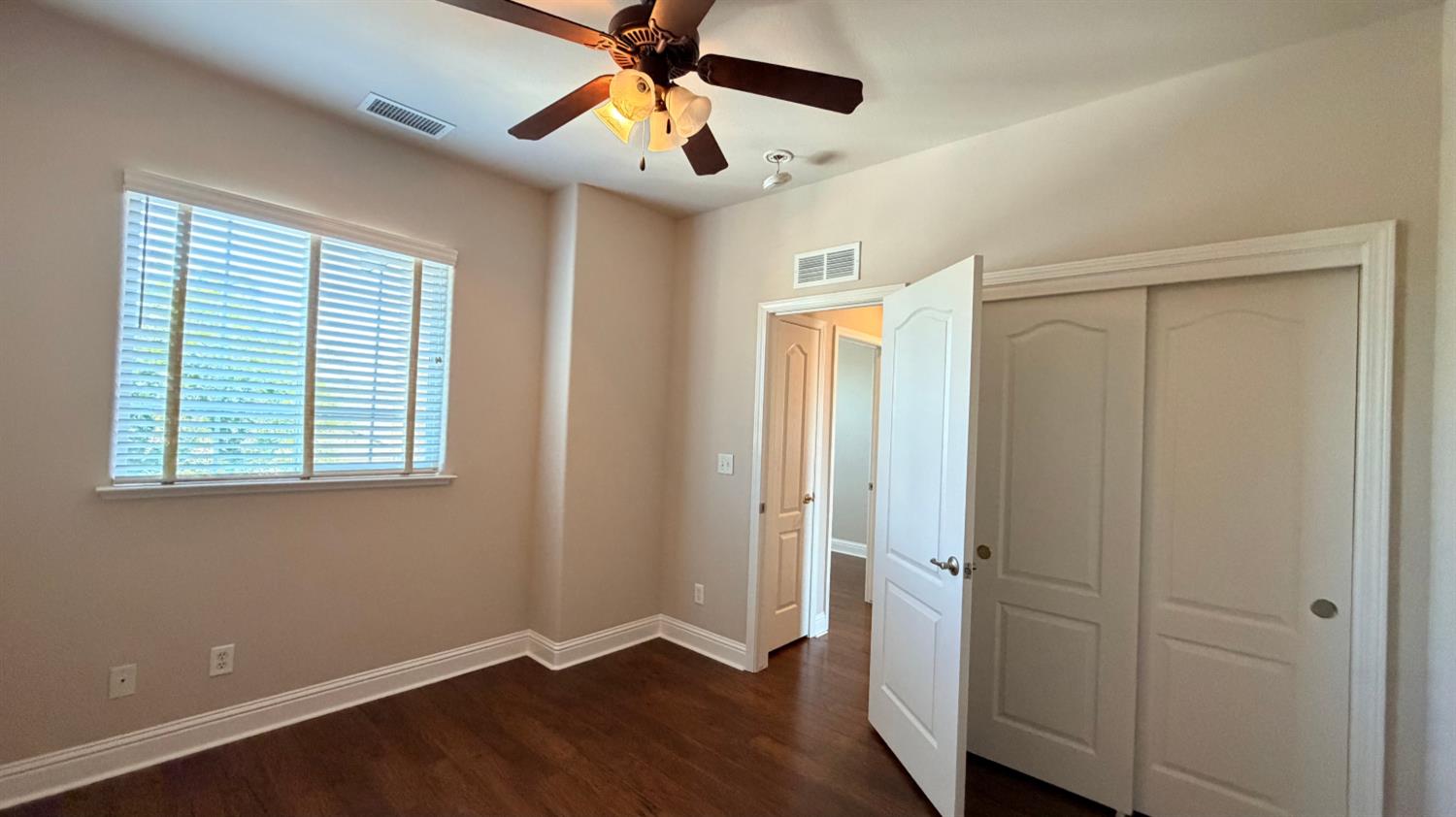 5284 W King Fisher Ln, Fresno, CA 93722