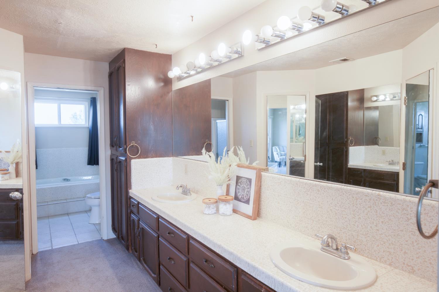 9569 E Olive Ave, Sanger, CA 93657