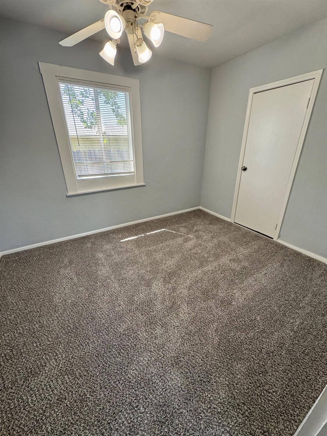 909 E Lincoln Ave, Madera, CA 93638