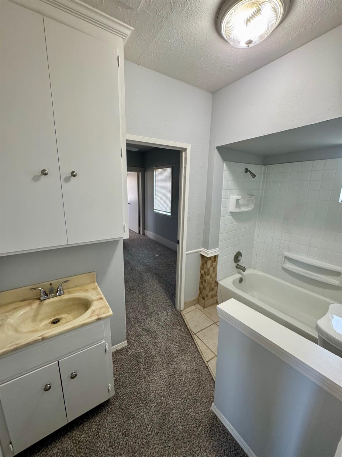 909 E Lincoln Ave, Madera, CA 93638
