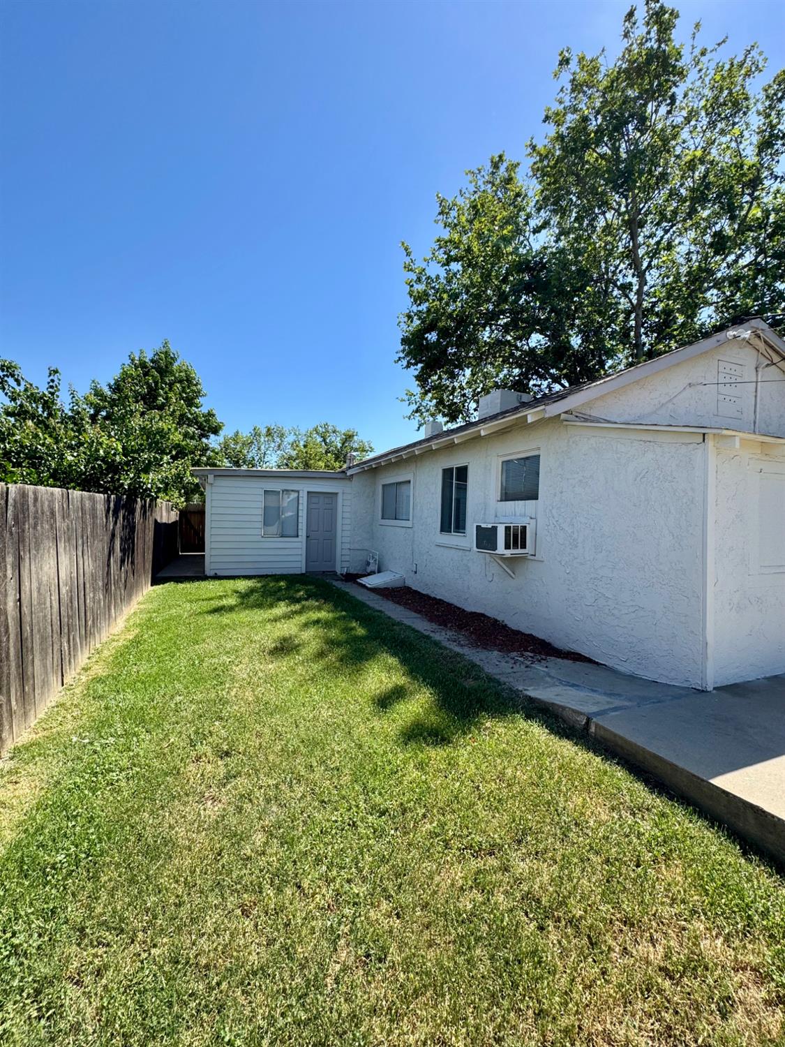 909 E Lincoln Ave, Madera, CA 93638