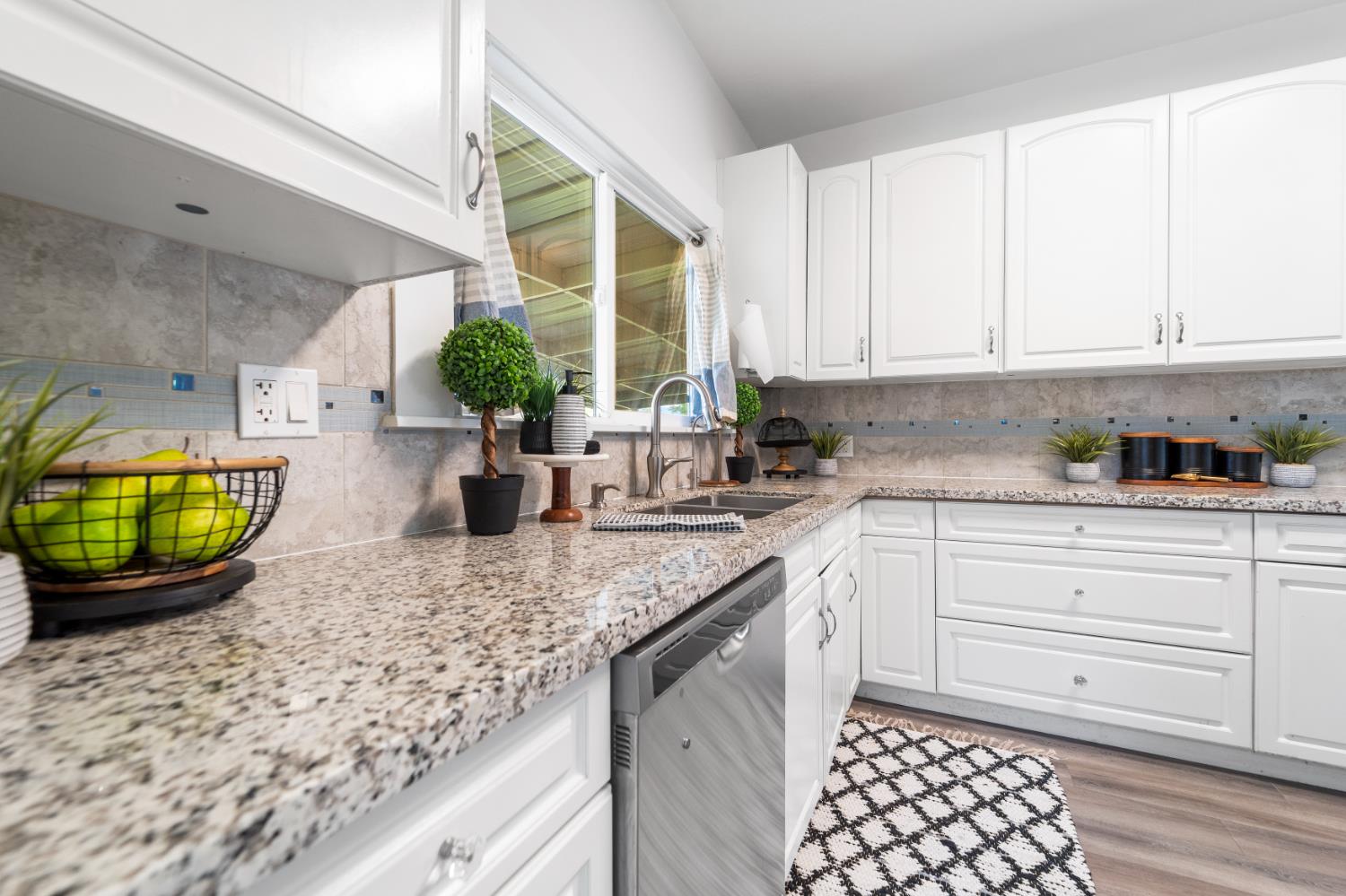 1302 N Safford, Fresno, CA 93728