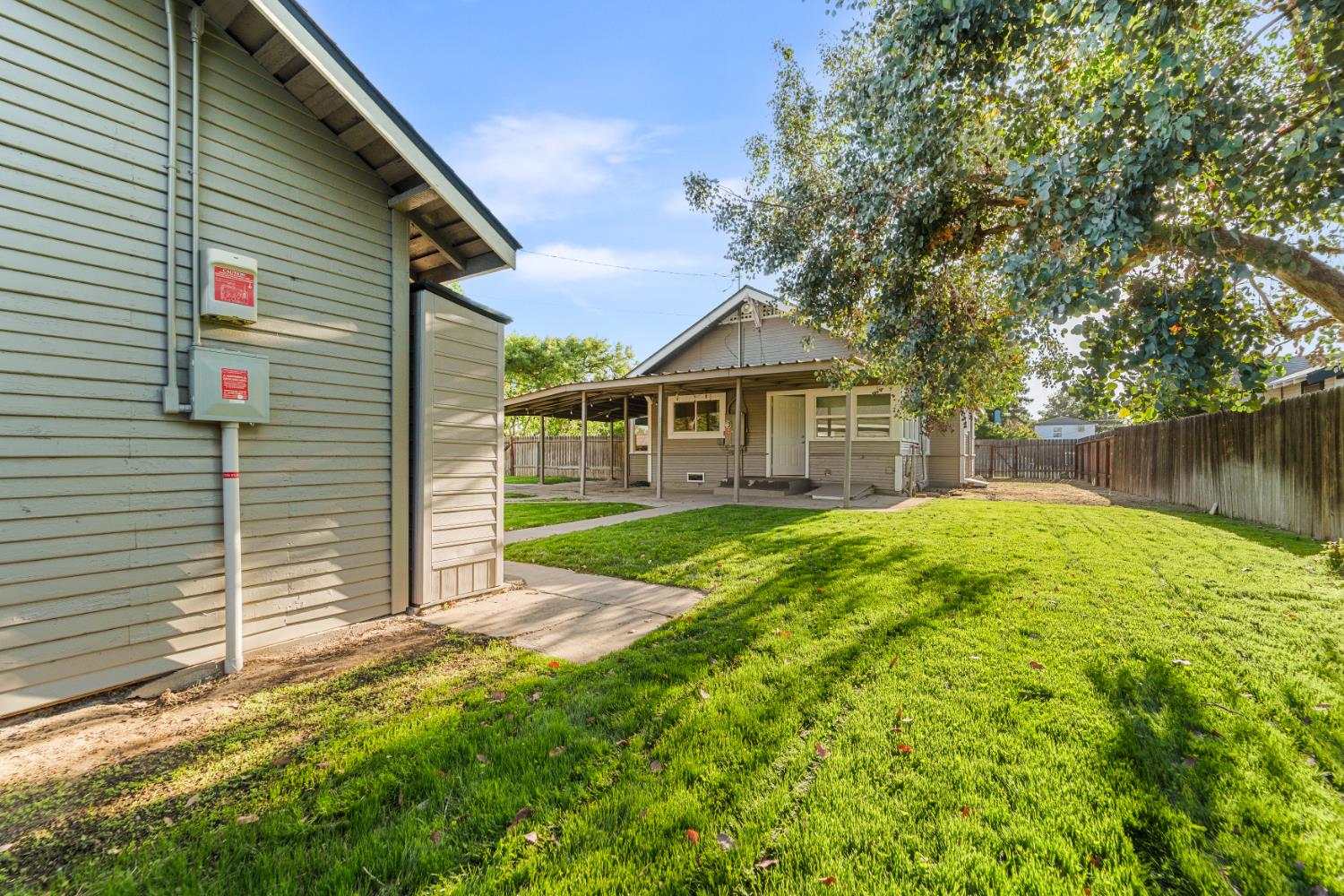 1302 N Safford, Fresno, CA 93728