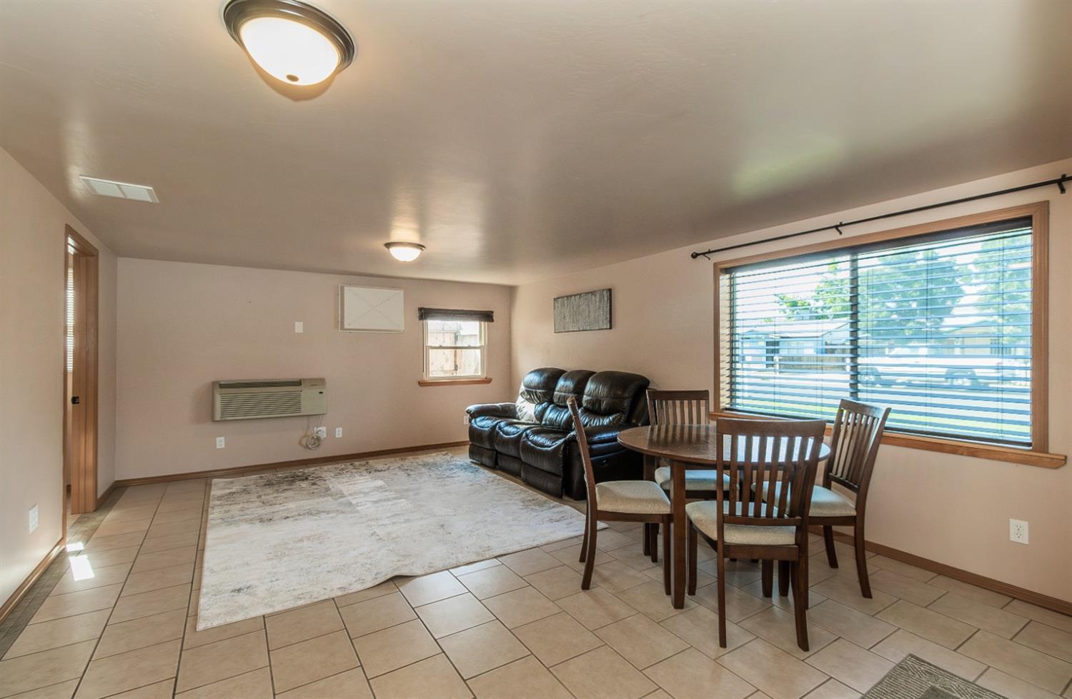 1498 Escalon Ave, Clovis, CA 93611
