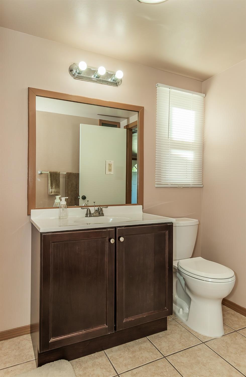 1498 Escalon Ave, Clovis, CA 93611