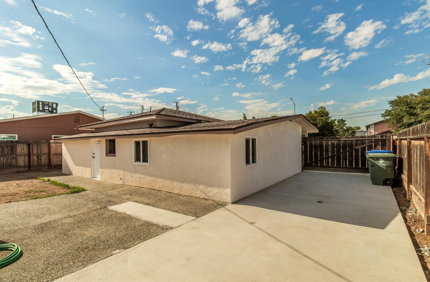 1498 Escalon Ave, Clovis, CA 93611