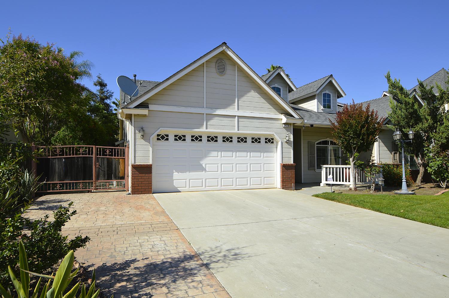 2976 E Christopher Dr, Fresno, CA 93720