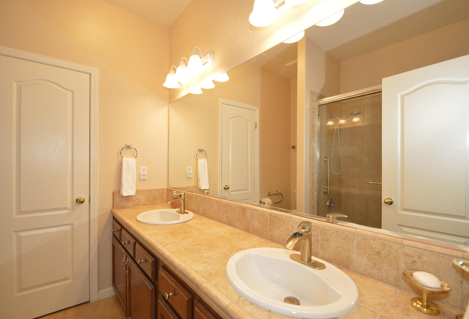 2976 E Christopher Dr, Fresno, CA 93720