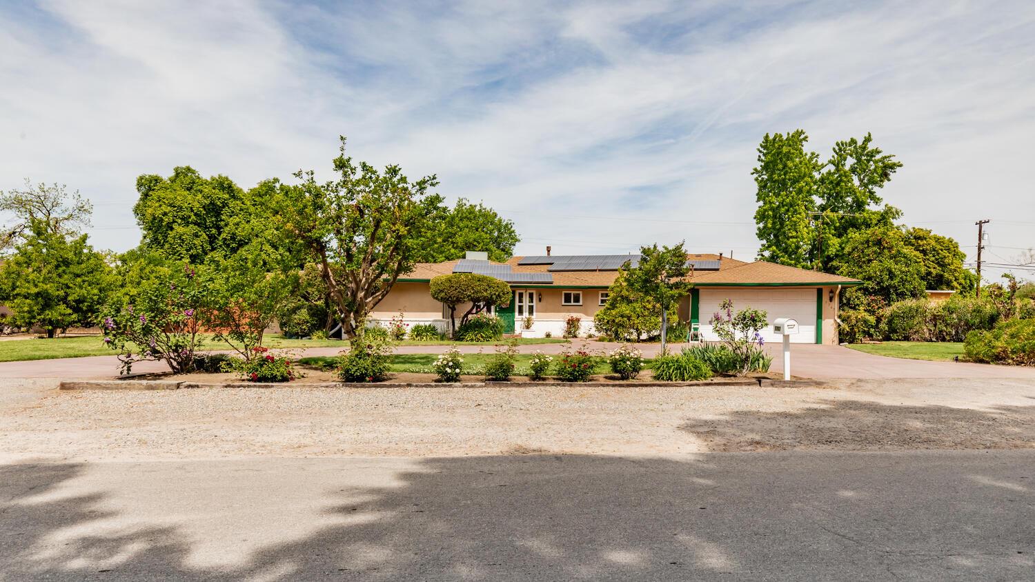 5767 E Park Circle Dr, Fresno, CA 93727
