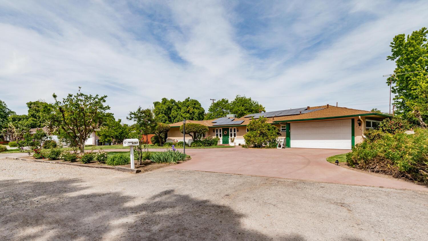 5767 E Park Circle Dr, Fresno, CA 93727