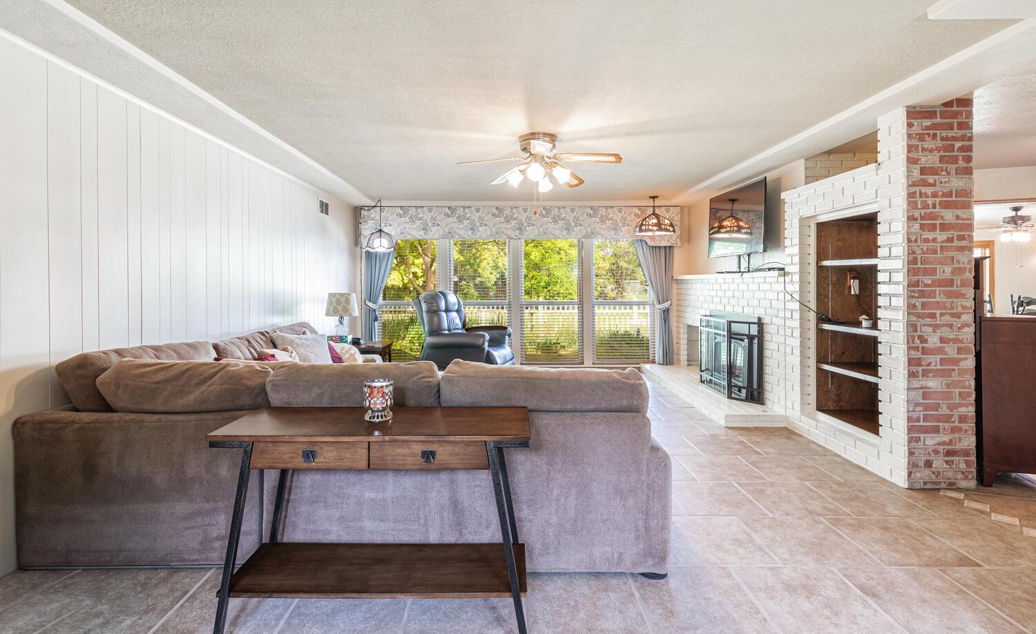 5767 E Park Circle Dr, Fresno, CA 93727