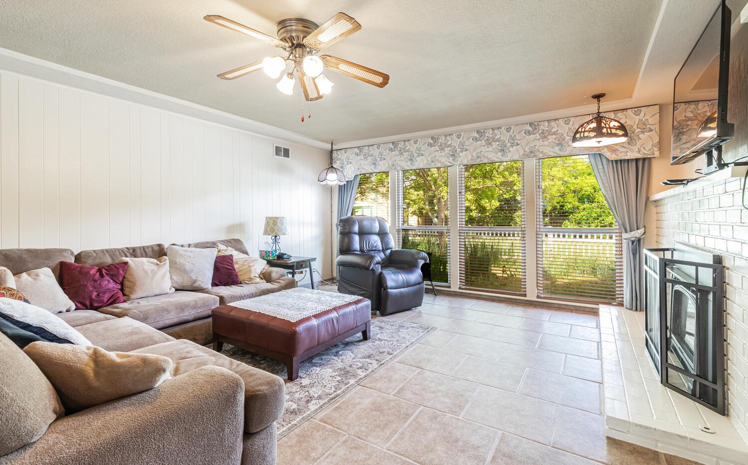 5767 E Park Circle Dr, Fresno, CA 93727