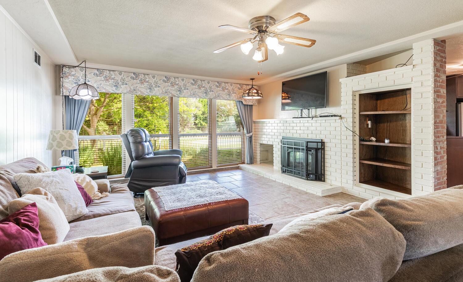 5767 E Park Circle Dr, Fresno, CA 93727