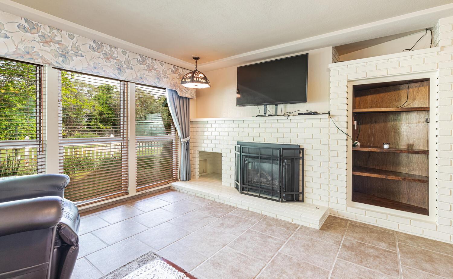 5767 E Park Circle Dr, Fresno, CA 93727