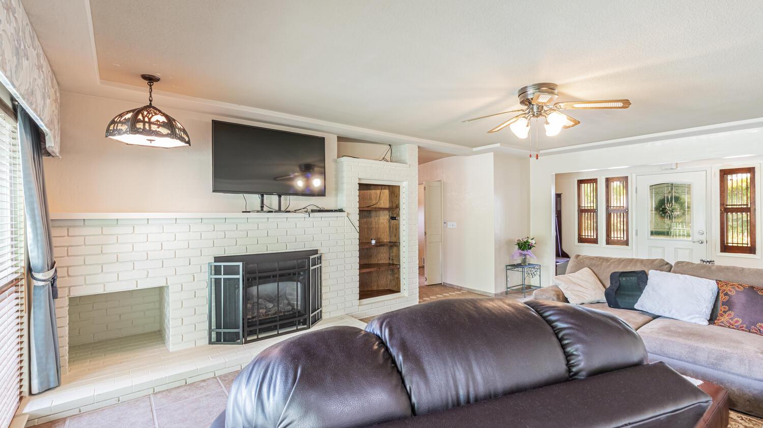 5767 E Park Circle Dr, Fresno, CA 93727