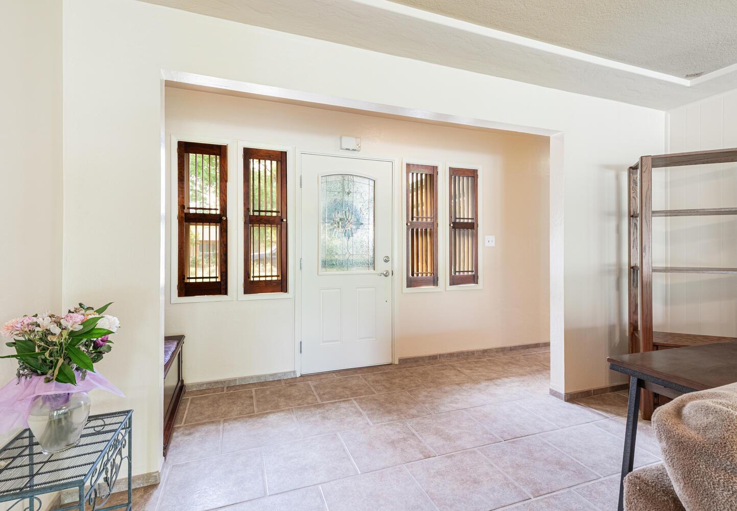 5767 E Park Circle Dr, Fresno, CA 93727