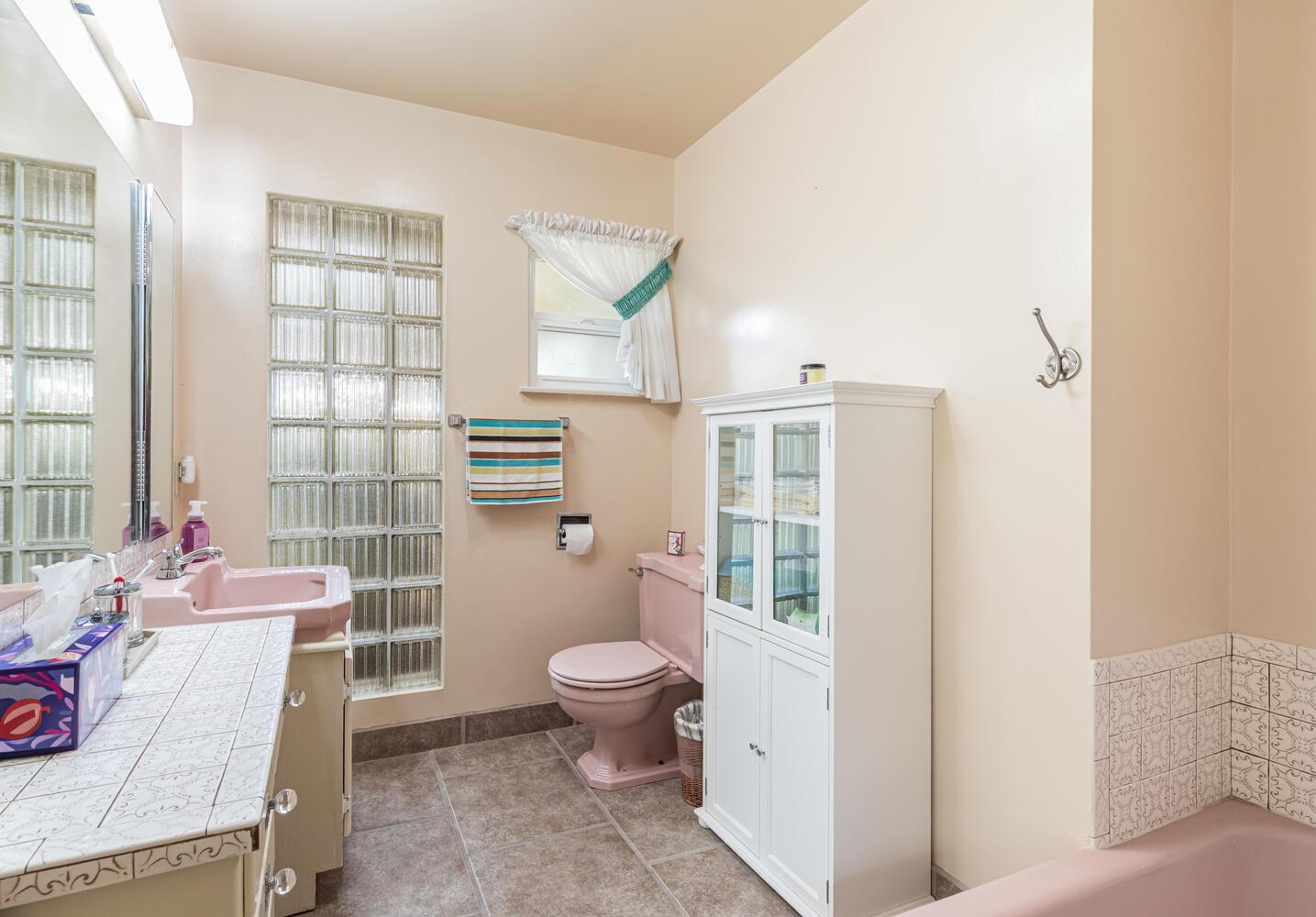 5767 E Park Circle Dr, Fresno, CA 93727