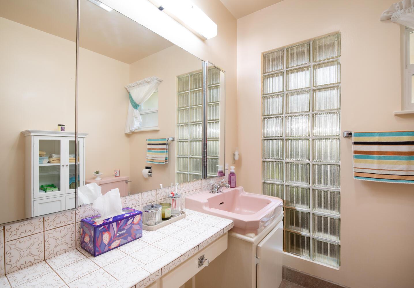 5767 E Park Circle Dr, Fresno, CA 93727