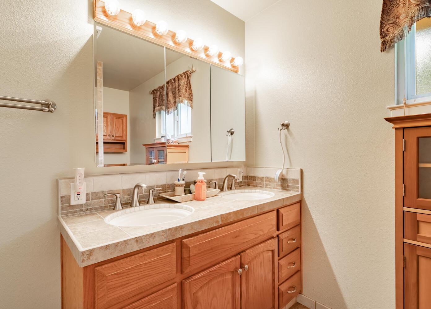 5767 E Park Circle Dr, Fresno, CA 93727