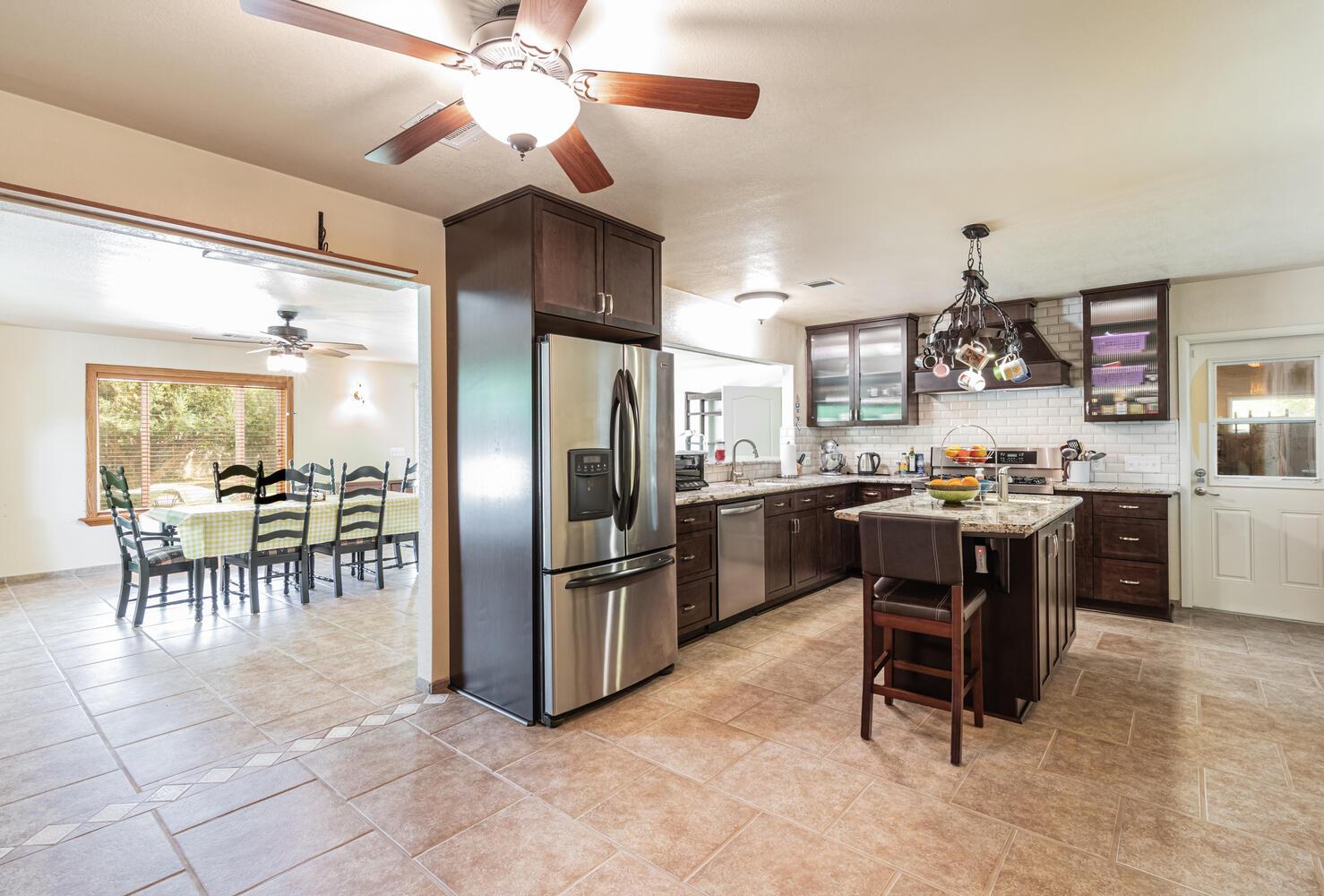 5767 E Park Circle Dr, Fresno, CA 93727