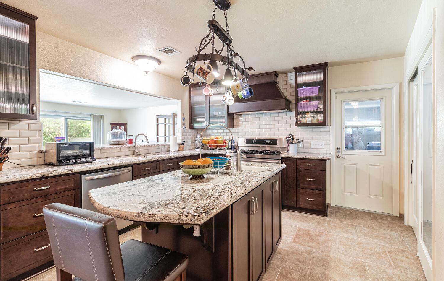 5767 E Park Circle Dr, Fresno, CA 93727