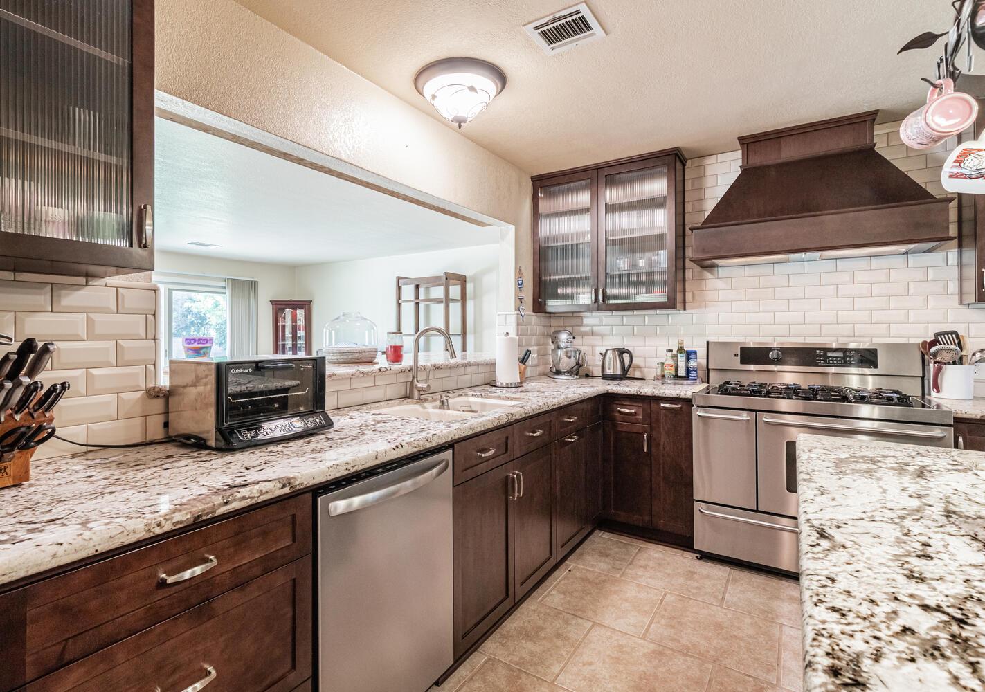 5767 E Park Circle Dr, Fresno, CA 93727