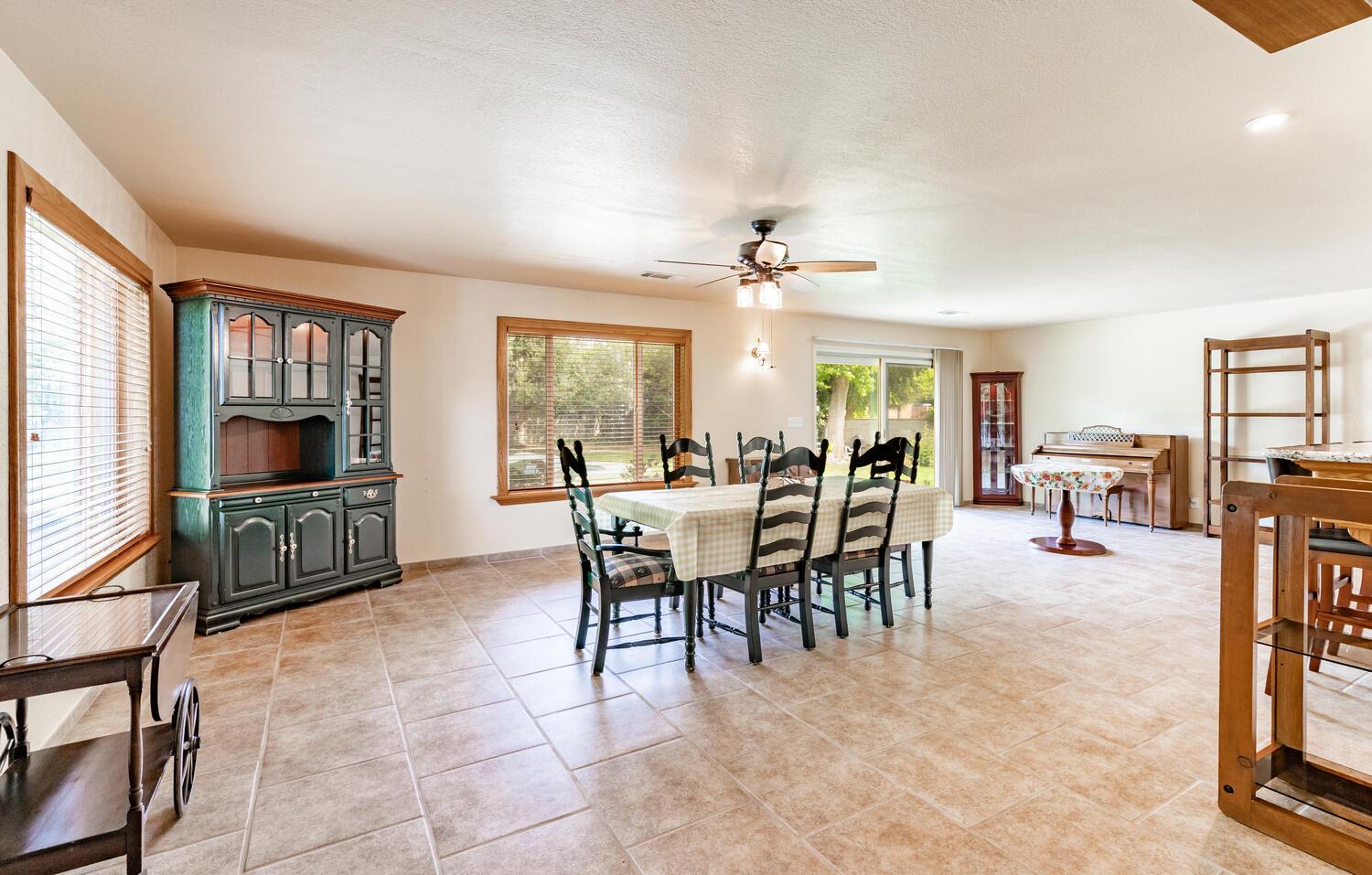 5767 E Park Circle Dr, Fresno, CA 93727