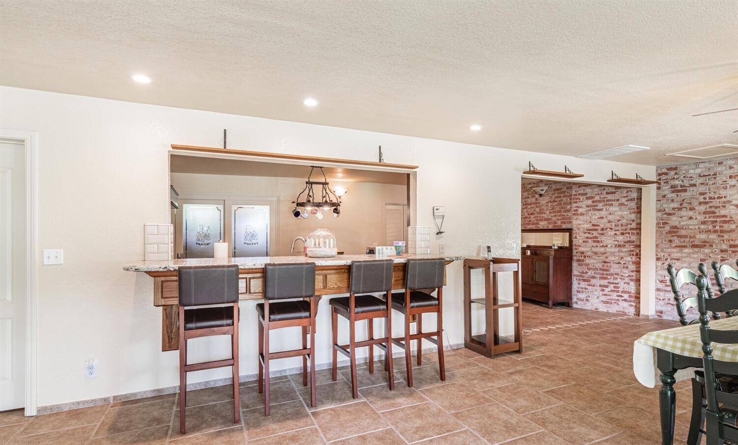 5767 E Park Circle Dr, Fresno, CA 93727