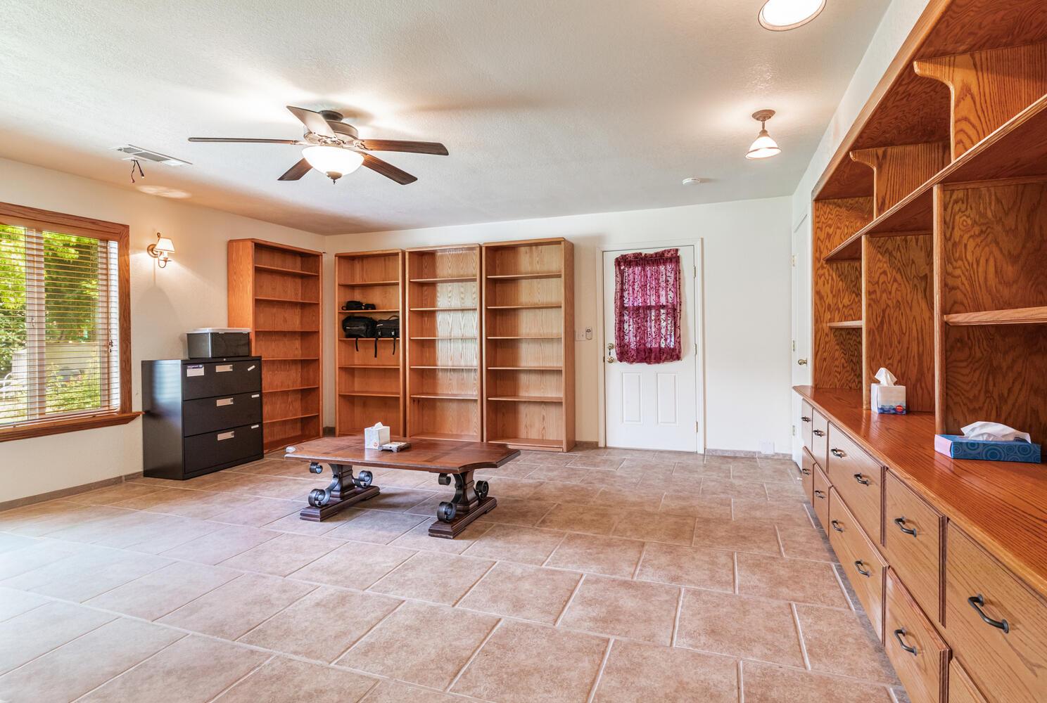 5767 E Park Circle Dr, Fresno, CA 93727