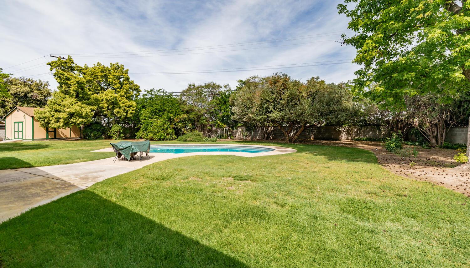 5767 E Park Circle Dr, Fresno, CA 93727