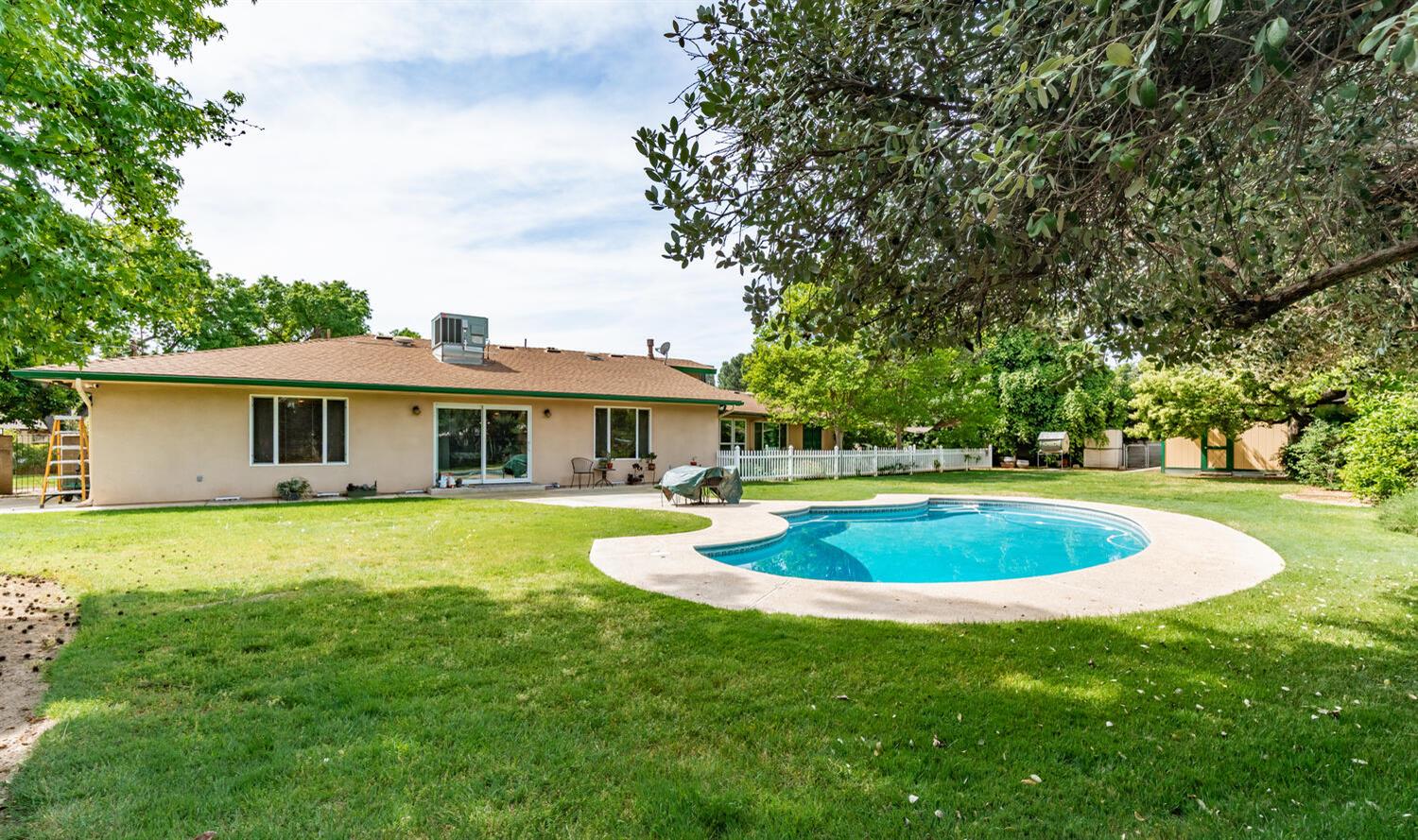 5767 E Park Circle Dr, Fresno, CA 93727