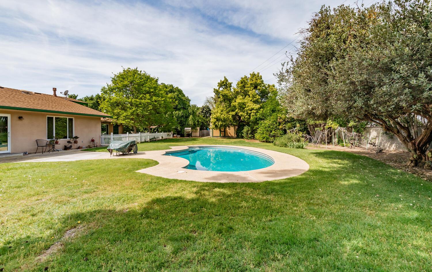 5767 E Park Circle Dr, Fresno, CA 93727