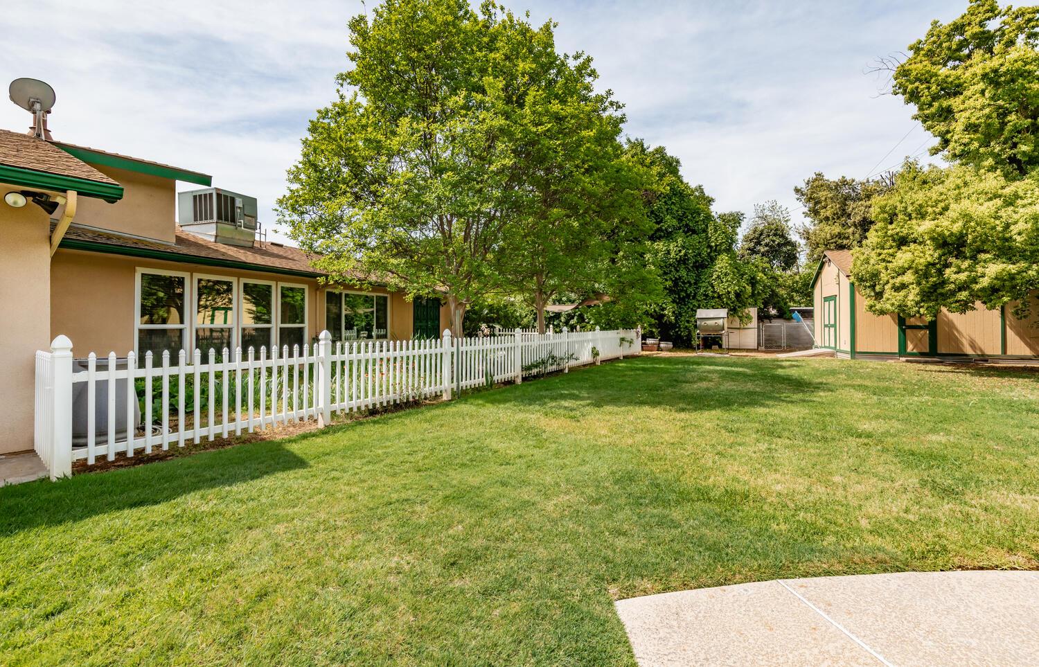 5767 E Park Circle Dr, Fresno, CA 93727