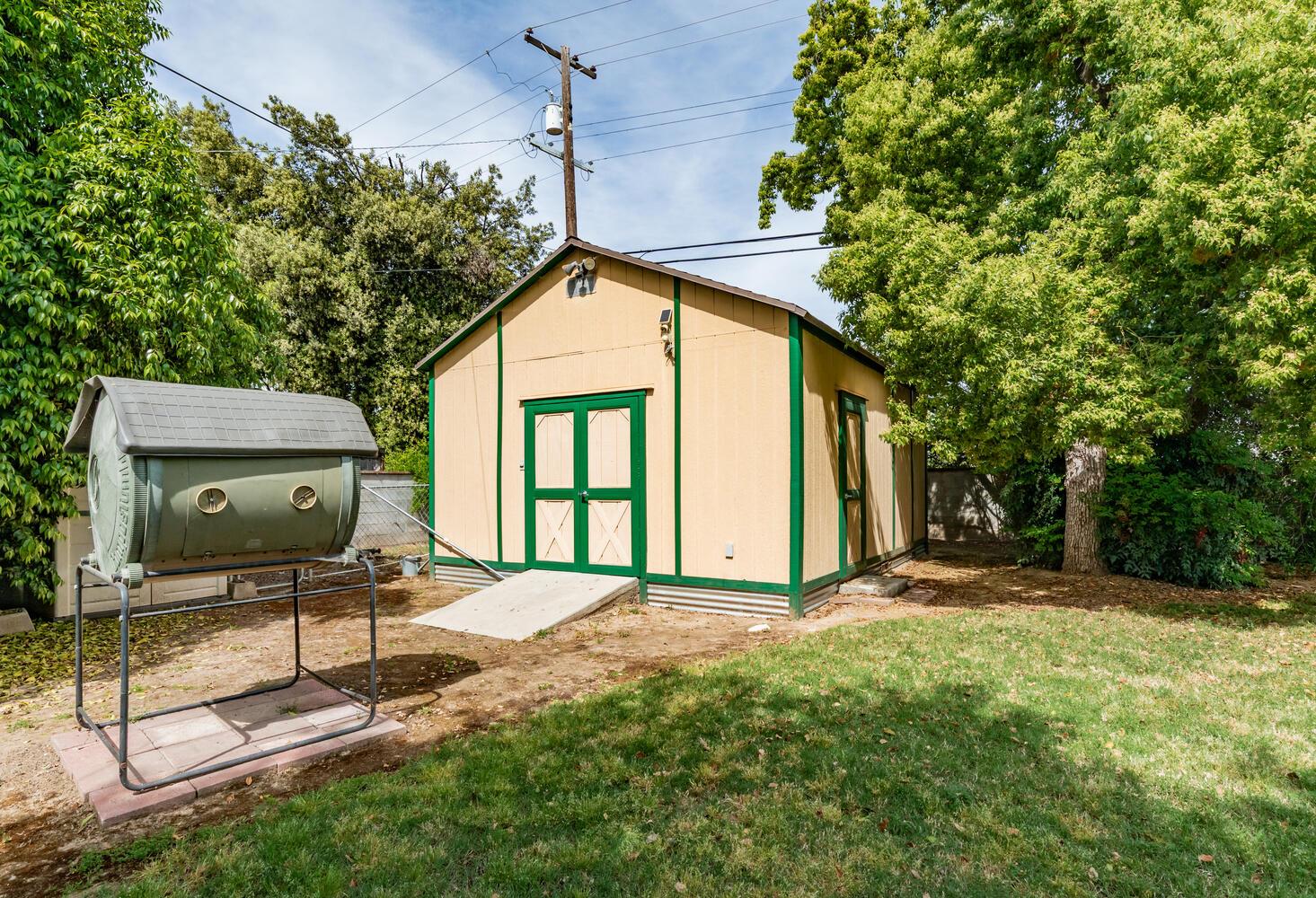 5767 E Park Circle Dr, Fresno, CA 93727