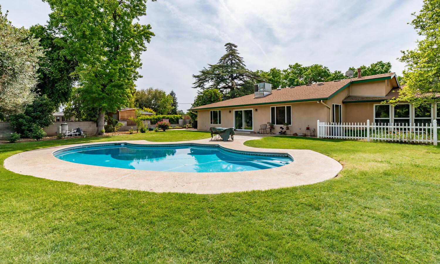 5767 E Park Circle Dr, Fresno, CA 93727