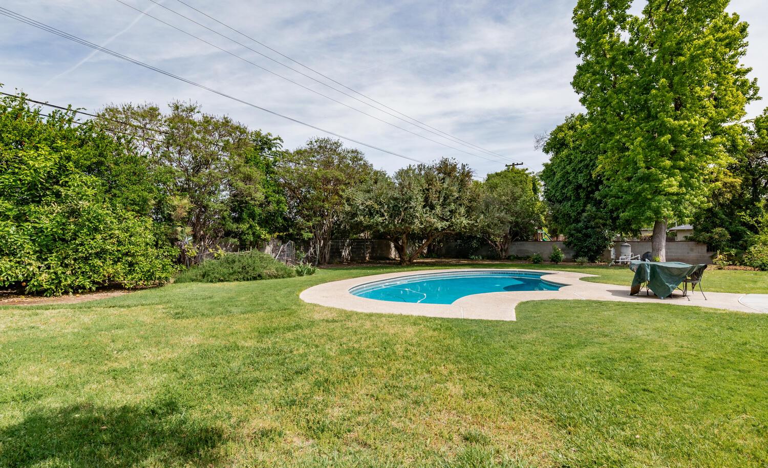 5767 E Park Circle Dr, Fresno, CA 93727