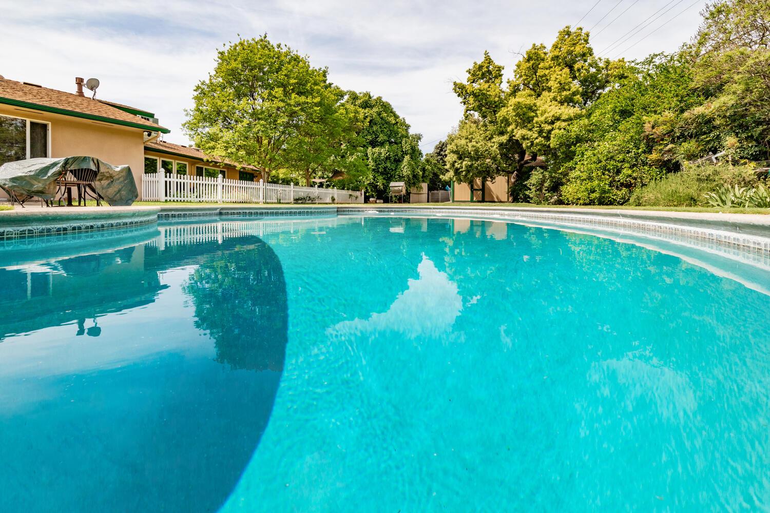 5767 E Park Circle Dr, Fresno, CA 93727