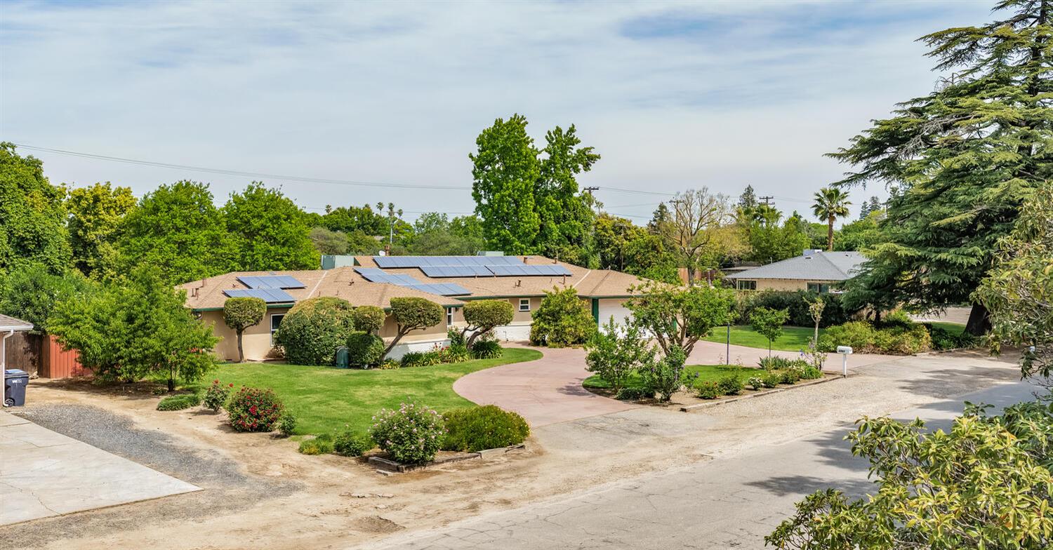 5767 E Park Circle Dr, Fresno, CA 93727