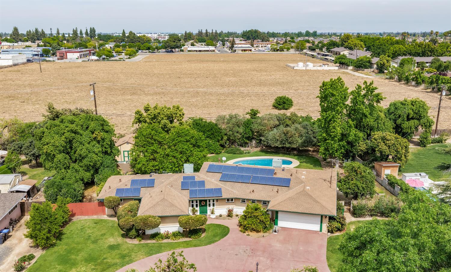 5767 E Park Circle Dr, Fresno, CA 93727
