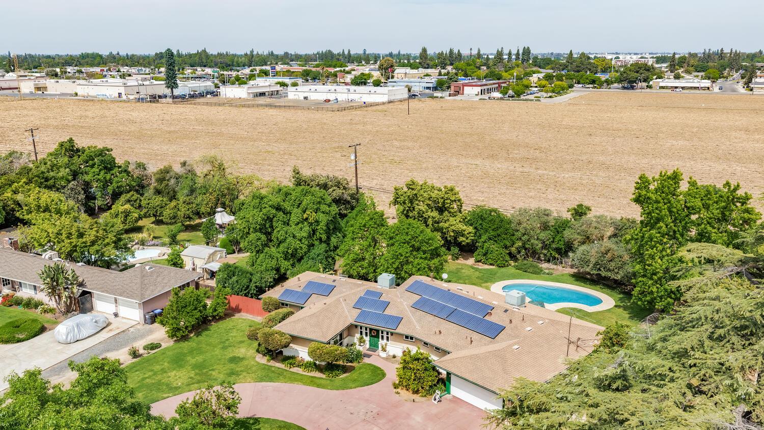 5767 E Park Circle Dr, Fresno, CA 93727