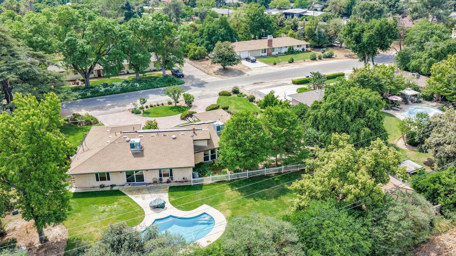5767 E Park Circle Dr, Fresno, CA 93727