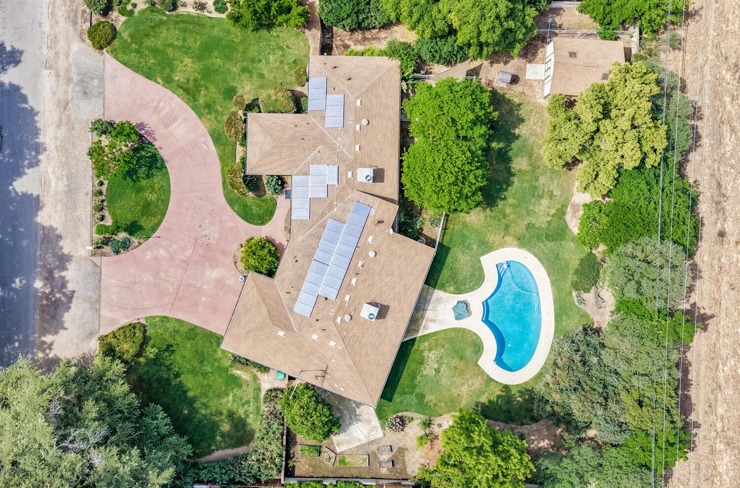 5767 E Park Circle Dr, Fresno, CA 93727