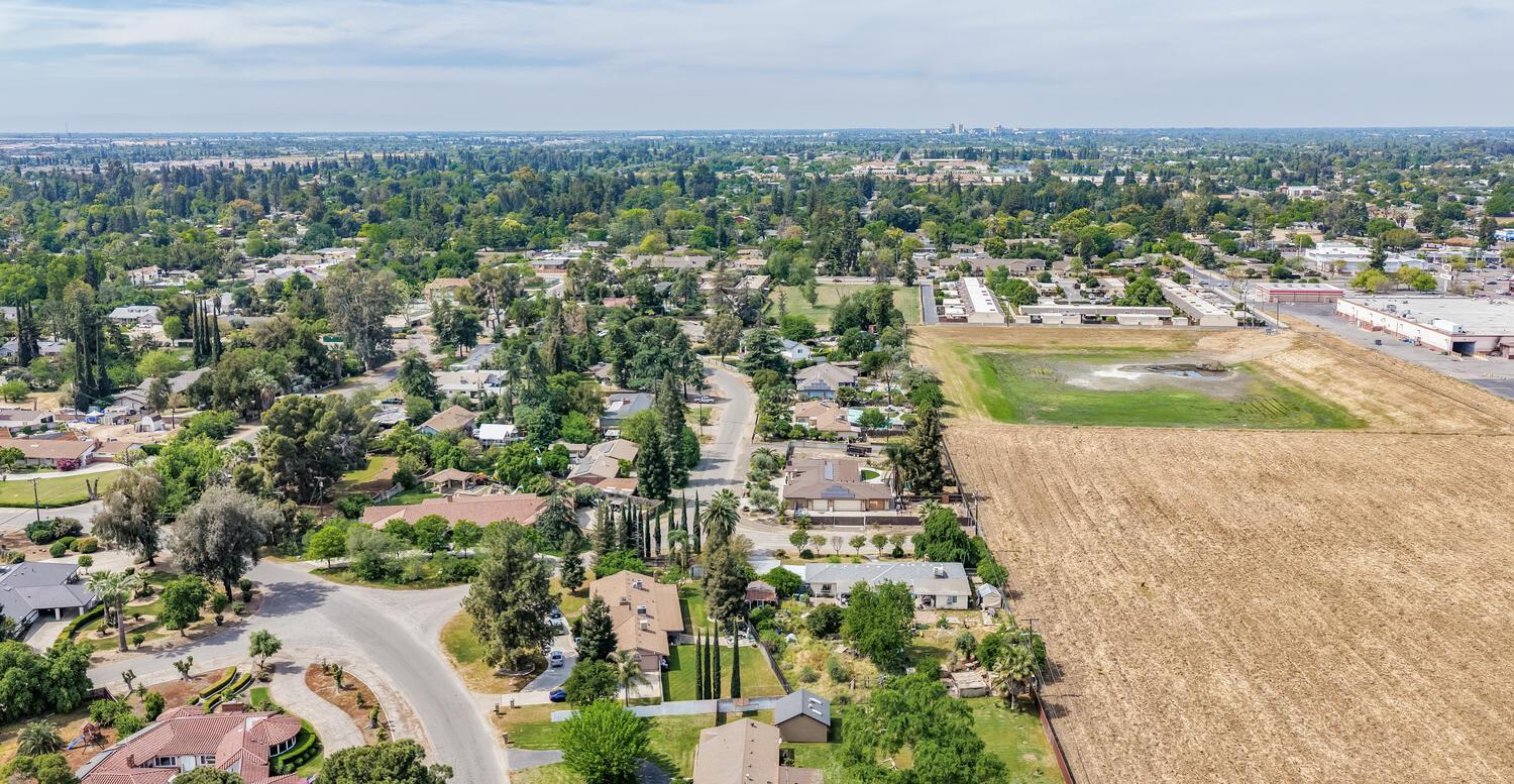 5767 E Park Circle Dr, Fresno, CA 93727