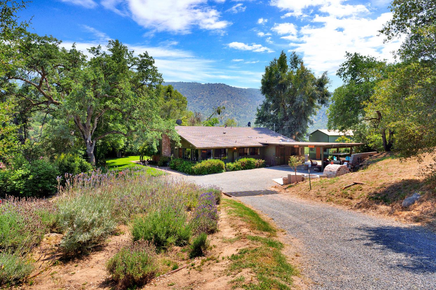 43715 Dinely Dr, Three Rivers, CA 93271